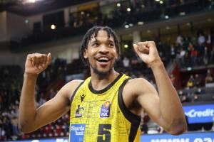 媒体人：贾斯汀-西蒙有望签约山西 曾在多联赛当选最佳防守球员