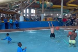 球滑影响手感！谢泼德&奥科吉泳池PK投篮 募集善款10000万美元