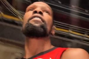 杜兰特穿火箭球衣进场：能成为火箭一员太棒了 等不及开启新赛季