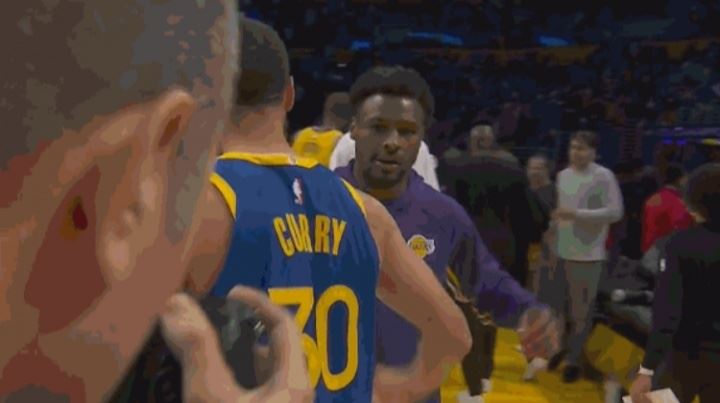 👀老詹提前溜了？库里赛后和小詹简单抱抱致意