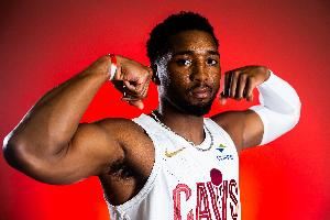 骑士第三节单节轰出37-22追平尼克斯 米切尔单节轰下21分