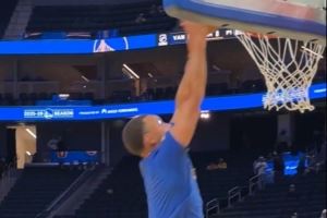 常规操作！库里赛前训练 接助教传球贡献勉扣