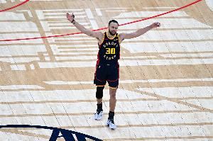 库里谈造三分犯规后鼓动观众：当时气氛有点沉闷 我们需要能量